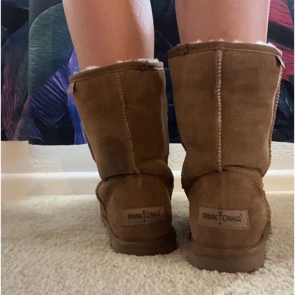 Brown Minnatonka Ugg Boots Women’s size 7 - Picture 2 of 3